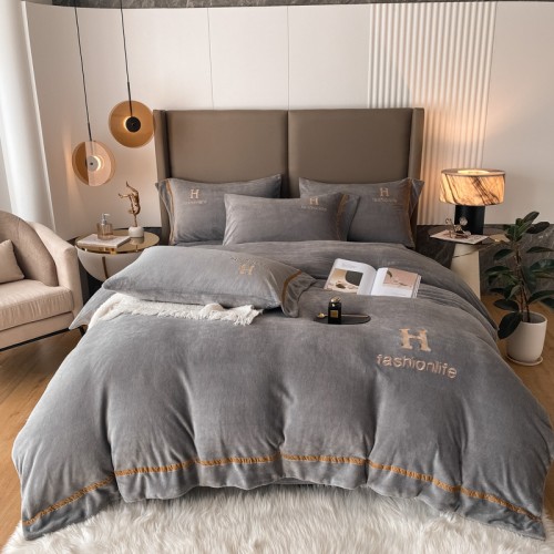 2022 new thickened milk velvet embroidery H four-piece set light gray